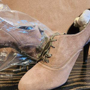 Taupe Laced High Heel Shoe sz 10